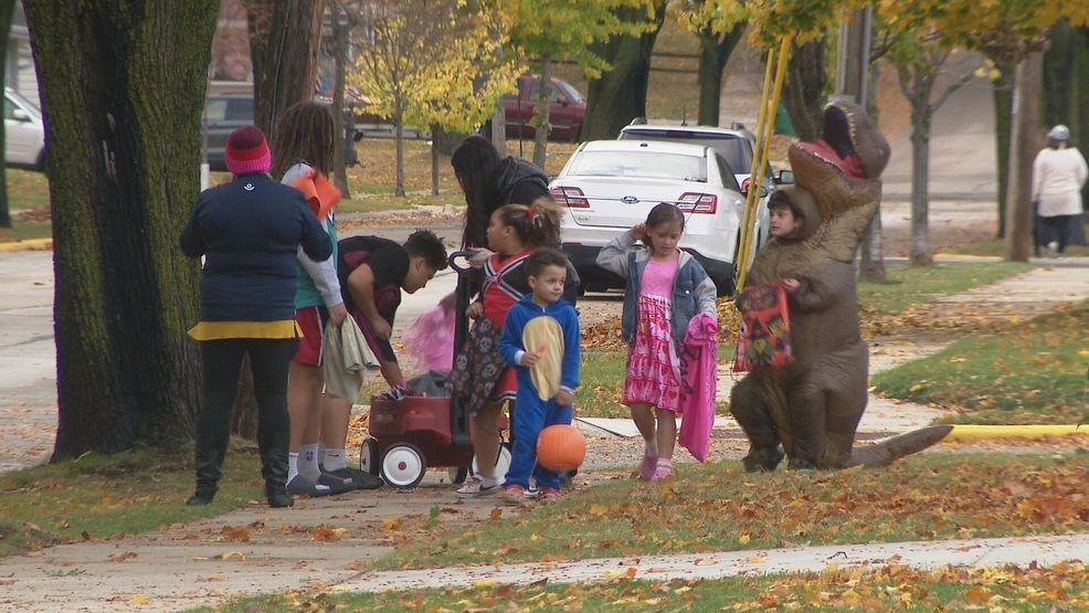 A few raindrops for Trick or Treaters this Halloween, but most stay dry — Fox 11 Green Bay Local